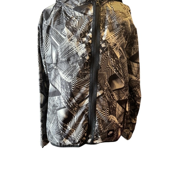 Nike NYC Windbreaker Cape w/ Landscape in Black and White, Sz L - Picture 3 of 13